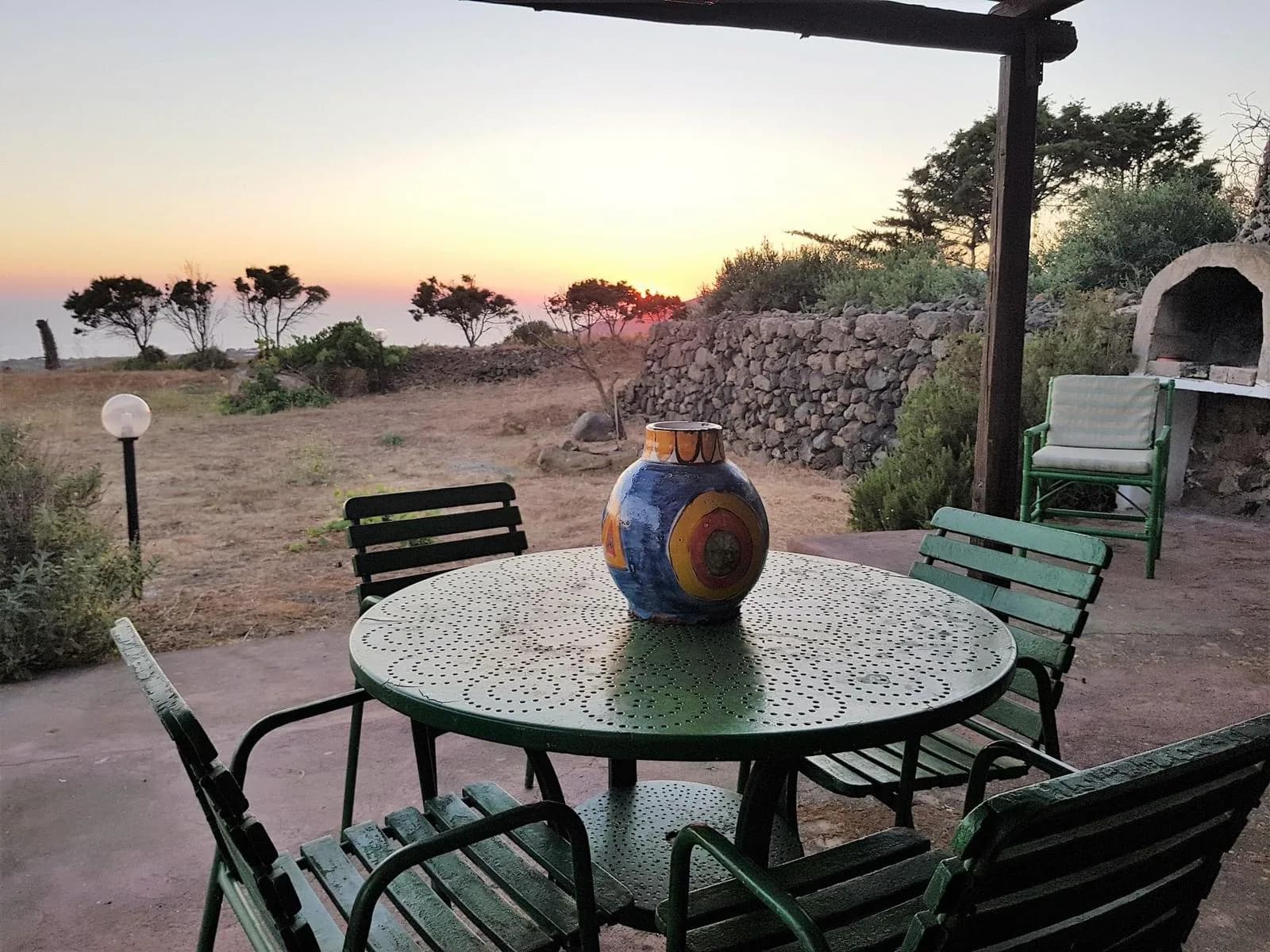 Borgo di dammusi a Pantelleria con vista mare